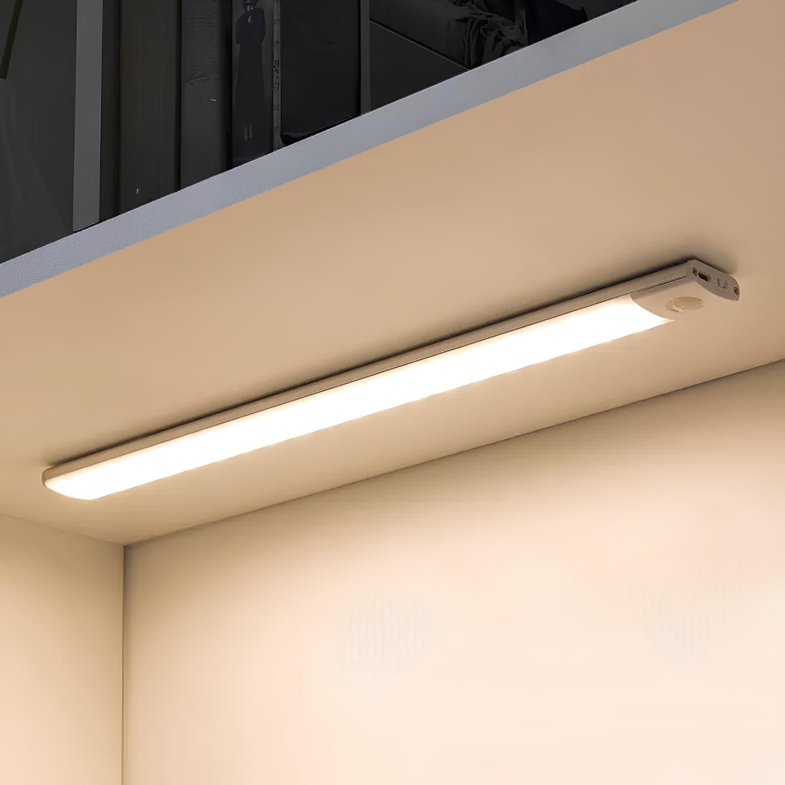 LED-Unterbauleuchte, warmweiß, energiesparend, für Küche oder Büro, modernes Design.