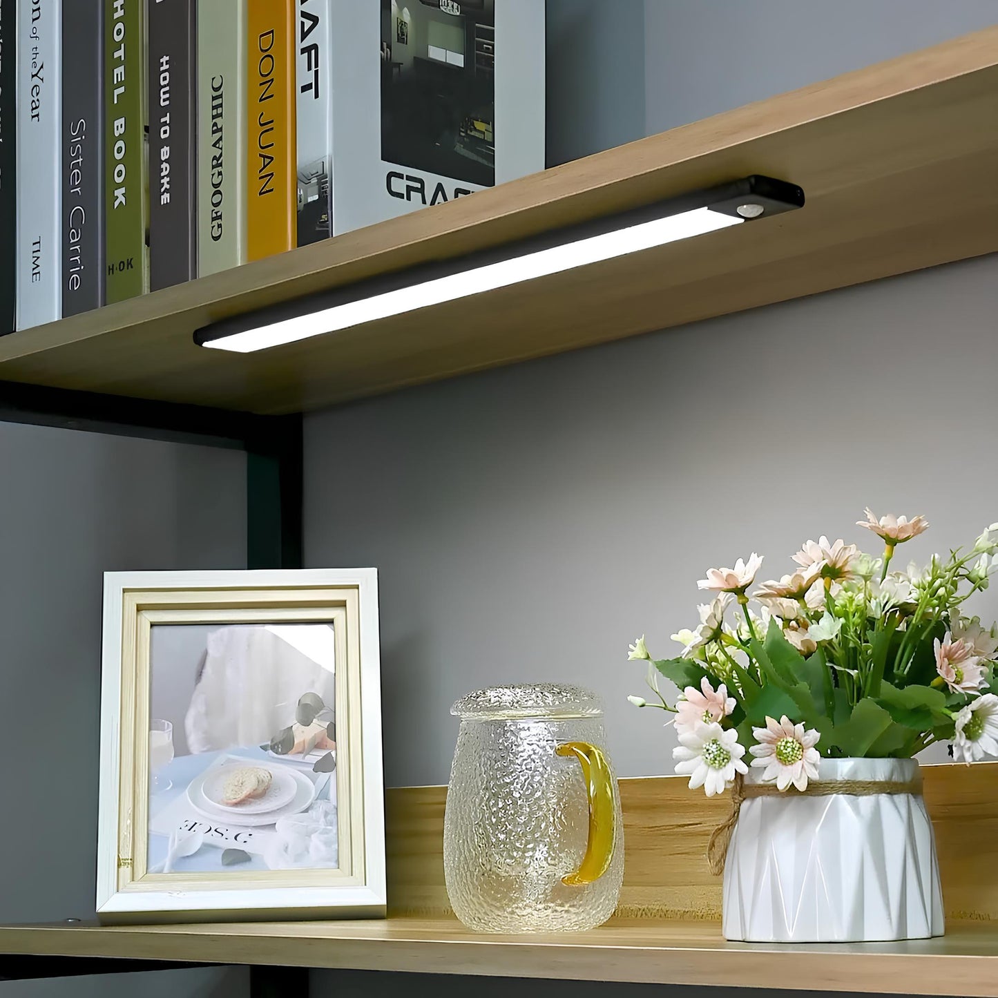 LED-Unterbauleuchte auf Holzregal, moderne Beleuchtung, energiesparend, warmweiß, Wohnzimmer.