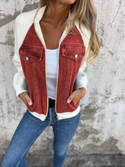 Frau in weiß-roter Jeansjacke, blauem Denim, lässiger Look, modische Damenbekleidung.