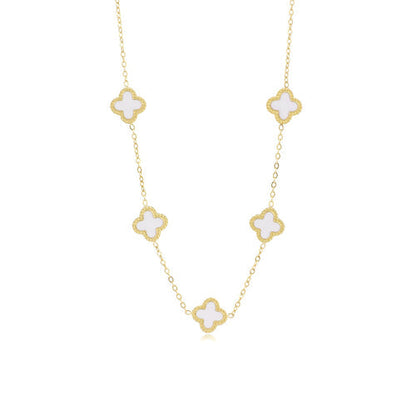 Goldene Halskette mit weißen Kleeblatt-Anhängern, eleganter Schmuck, Damenaccessoire.