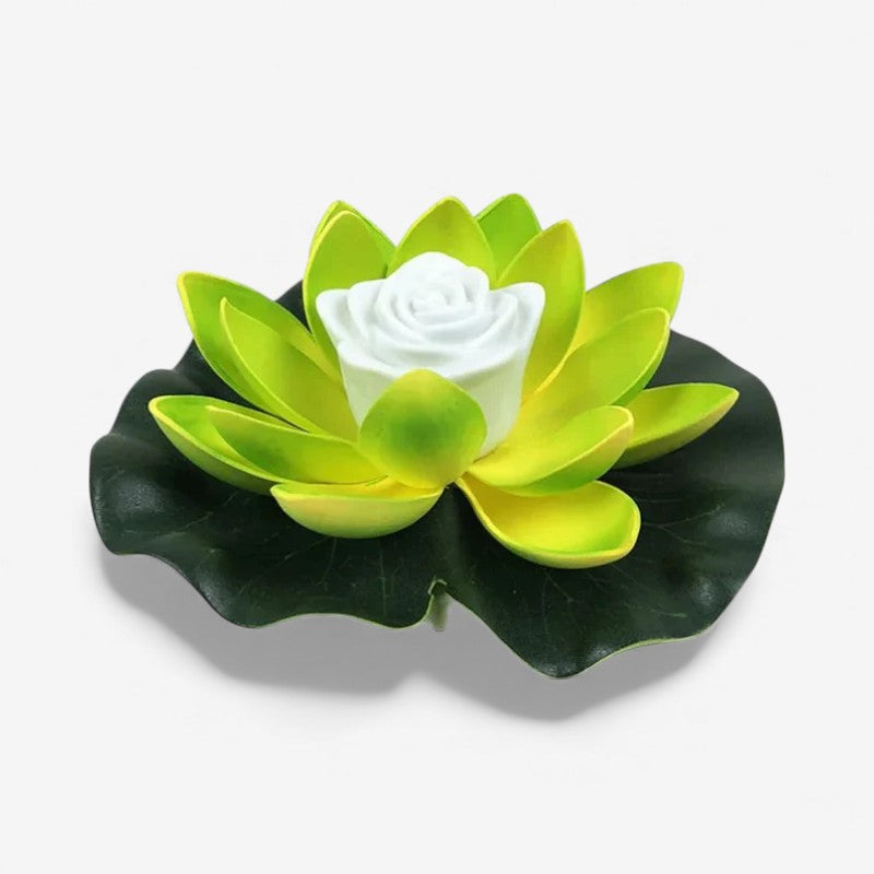 Lotusformad flytande lampa i limegrönt och gult på ett mörkgrönt blad, vit mitt, ovanifrån 1