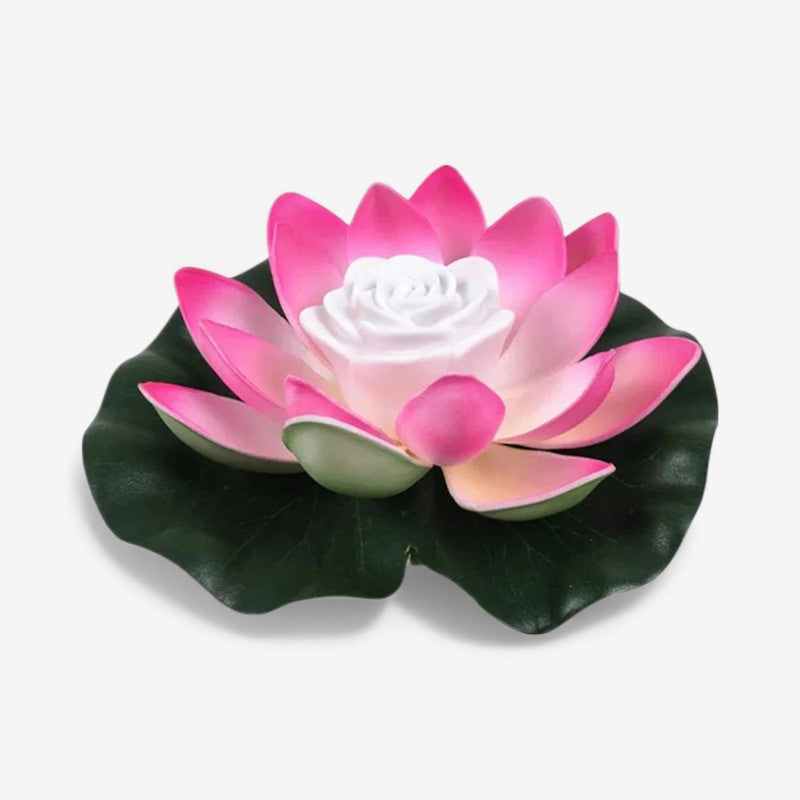Lotusformad flytande lampa med rosa kronblad på ett mörkgrönt blad och vit mitt 4