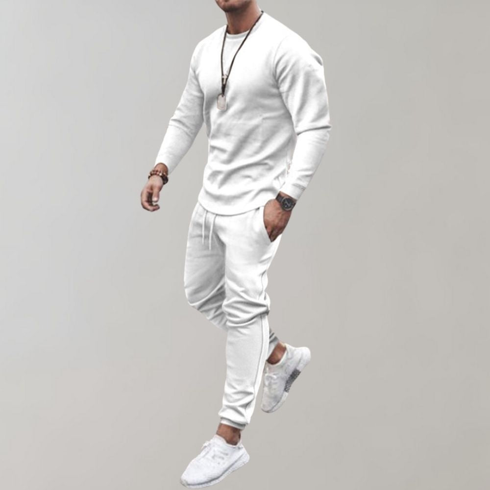 Mann in weißem Trainingsanzug, Langarmshirt, Jogginghose, Sneakers, sportlich, modern.