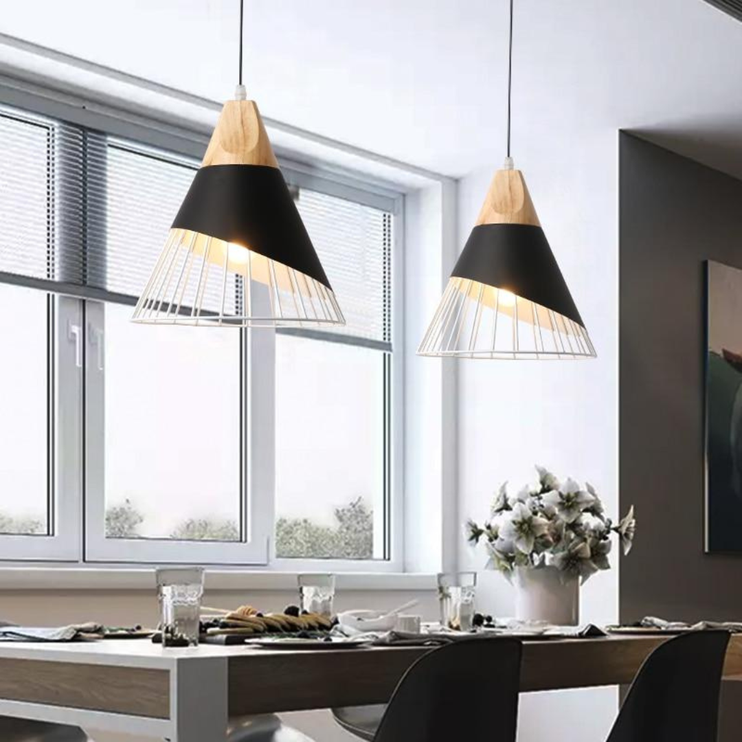 Moderne Hängelampe aus Holz und Metall über Esstisch, skandinavisches Design, schwarz-weiß.
