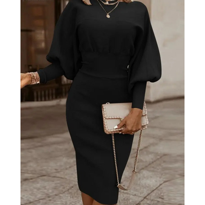 Frau in schwarzem Cocktailkleid mit Laternenärmeln, hält eine beige Handtasche.
