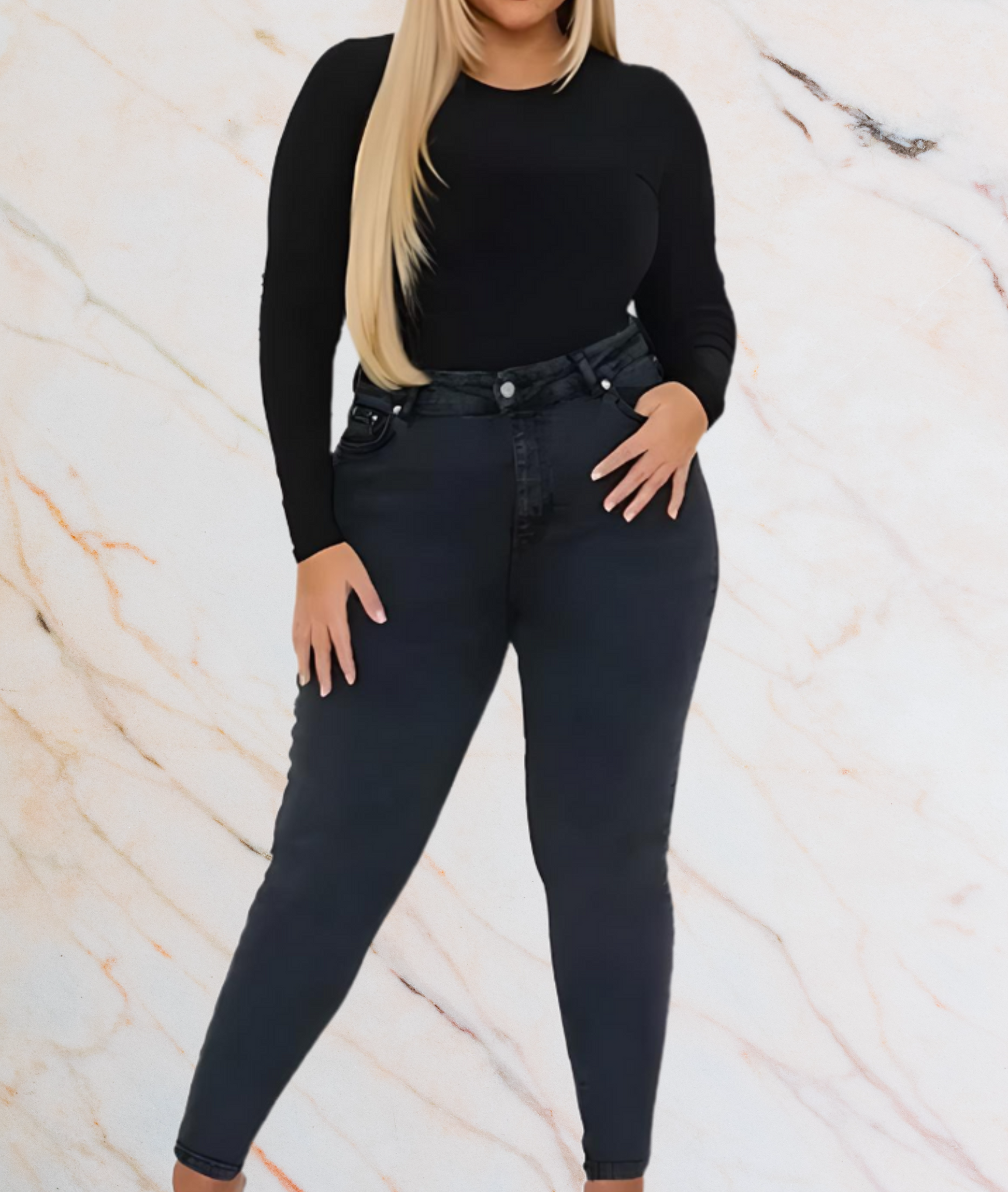 Frau in schwarzem Langarmshirt und Jeans vor Marmorhintergrund, Mode, Plus-Size, elegant