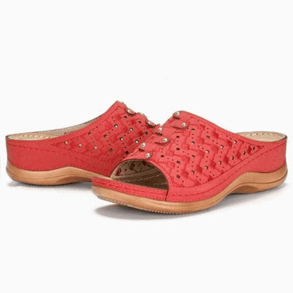 Rote orthopädische Sandalen, bequem, geflochtenes Design, Damenmode, Sommer.
