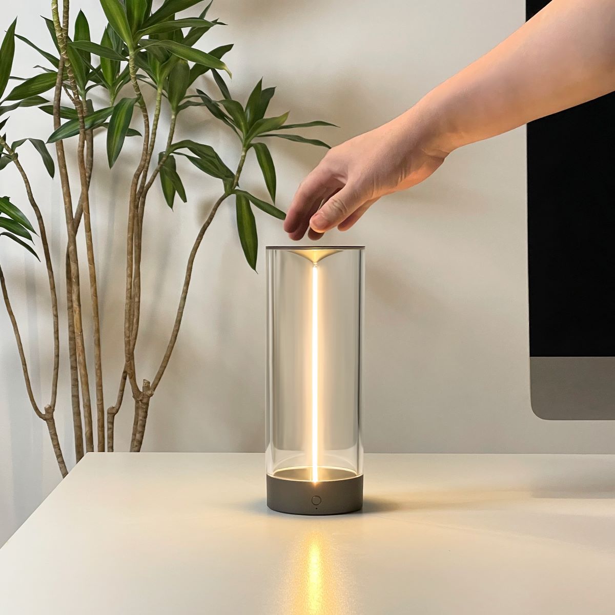 Moderne LED-Tischlampe, zylindrisch, Glas, Touch-Bedienung, warmweißes Licht, minimalistisch.