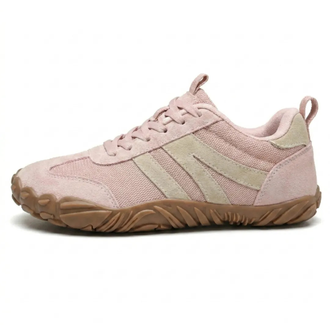 Sida av rosa sko i mesh och mocka med beige ränder, rosa snören och brun gummisula på vit bakgrund. 10