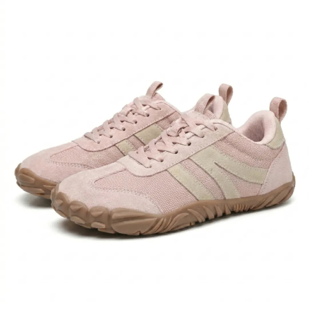 Ett par rosa skor med beige ränder, rosa snören och brun gummisula snett framifrån på vit bakgrund. 16