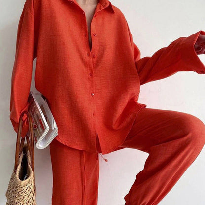 Rotes Leinen-Set mit Bluse und weiten Hosen, Damenmode, lässiger Stil, Sommeroutfit.
