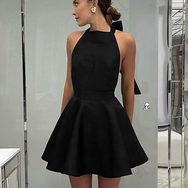 Schwarzes Satin-Cocktailkleid, ärmellos, Fit-and-Flare, elegantes Design, Damenmode.