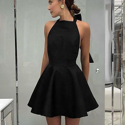 Schwarzes Satin-Cocktailkleid, ärmellos, Fit-and-Flare, elegantes Design, Damenmode.