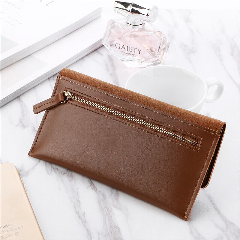 Braune Leder-Geldbörse mit Reißverschluss, elegantes Design, Damen-Accessoire, auf Marmortisch.