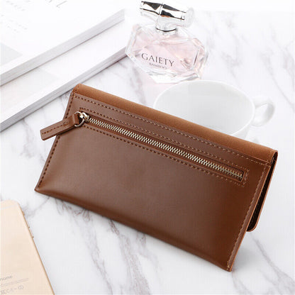 Braune Leder-Geldbörse mit Reißverschluss, elegantes Design, Damen-Accessoire, auf Marmortisch.