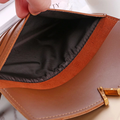 Braune Leder-Geldbörse mit Samtfutter, elegantes Design, ideal für Damen, hochwertige Verarbeitung.
