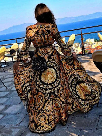 Frau im langen, gemusterten Kleid auf Balkon mit Meerblick, modisch, elegant, Sommermode.