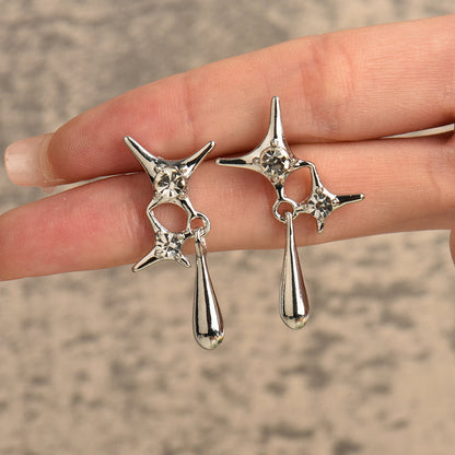 Silberne Tropfenohrringe mit Kristallen, modische Damen-Accessoires, elegantes Design.