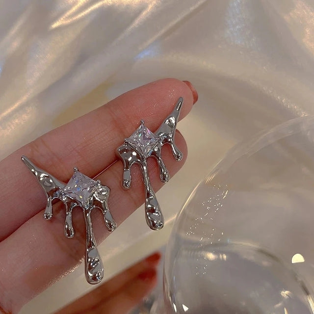 Silberne Tropfen-Ohrringe mit Kristall, modisches Damen-Accessoire, elegantes Design.