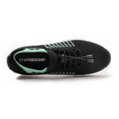 Schwarzer Sportschuh mit grünen Akzenten, atmungsaktives Mesh, Marke "STAPGEZOND".