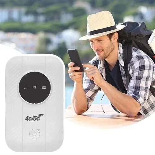 Man med stråhatt och ryggsäck tittar på mobilen, vit router i förgrunden till vänster 7
