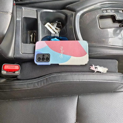 Smartphonehülle auf Autositz, buntes Design, Samsung Galaxy kompatibel, modernes Autozubehör.
