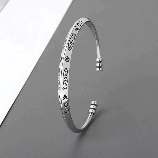 Silberarmband mit Fischgravur, minimalistisches Design, Edelstahl, Unisex-Schmuck, Geschenkidee.