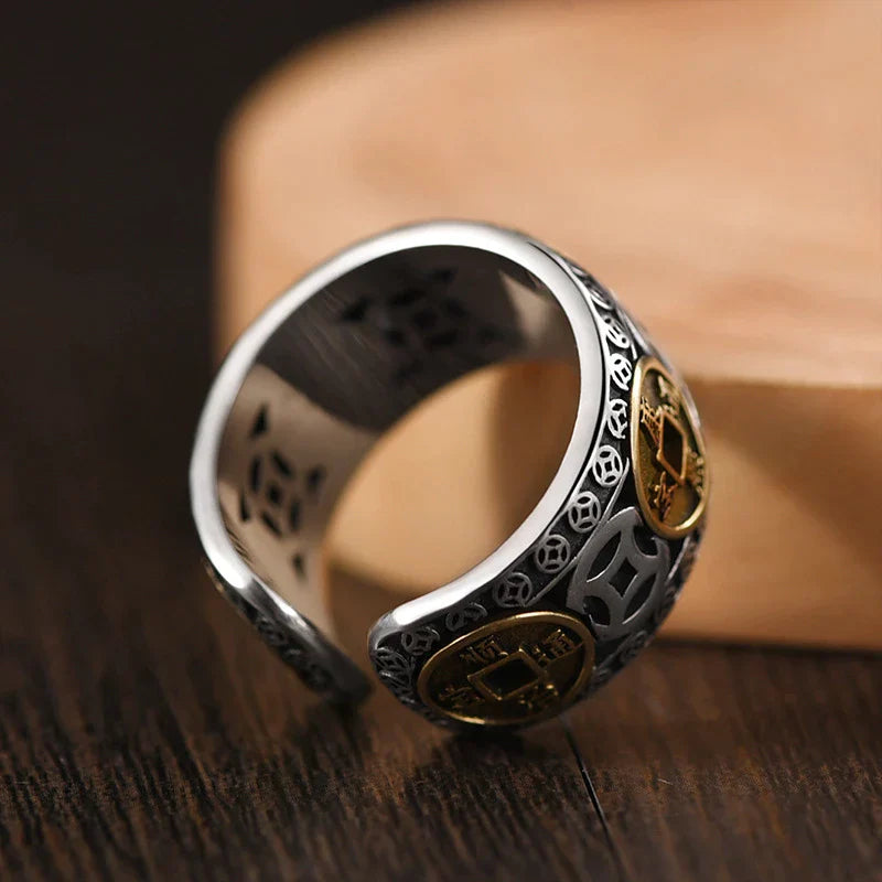 Silberring mit goldenen Münzdetails, Vintage-Design, Herrenring, Schmuckaccessoire.