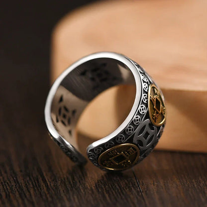 Silberring mit goldenen Münzdetails, Vintage-Design, Herrenring, Schmuckaccessoire.