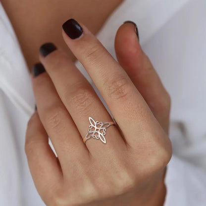Silberner Schmetterlingsring an Hand, eleganter Schmuck, Damenmode, minimalistisches Design.