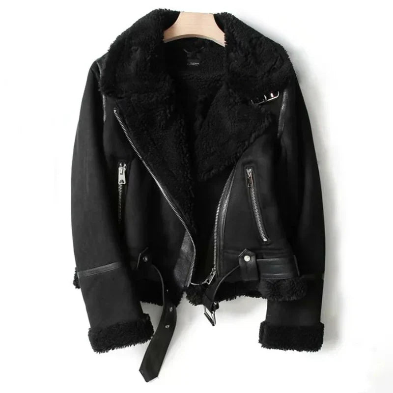 Schwarze Damen-Lederjacke mit Fellkragen, Reißverschlüssen und Gürtel, modisch und warm.