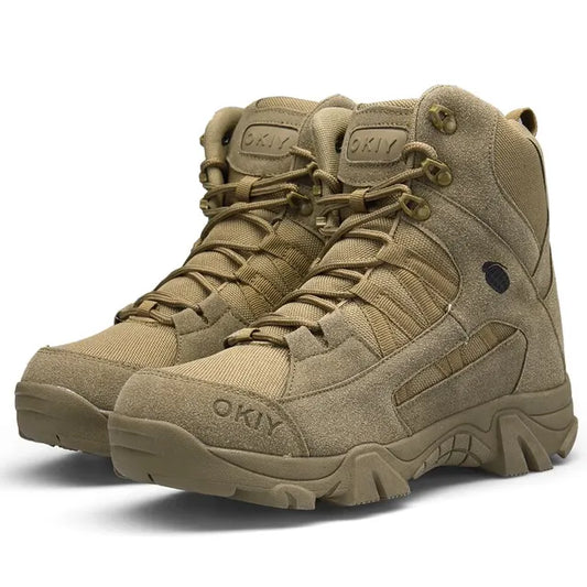 Wasserdichte, beige Herren-Wanderschuhe aus Leder mit robuster Sohle und Schnürung.
