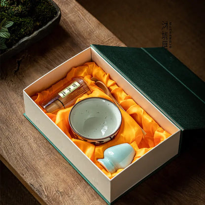Geschenkbox mit Teeschale, Teekanne und Tee, grün, Keramik, traditionell, asiatisch, elegant.