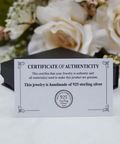 Zertifikat für handgefertigten 925er Sterlingsilber-Schmuck, Blumenhintergrund.