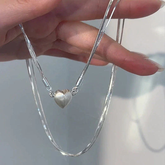 Silberne Herz-Halskette, Damen, elegantes Design, Modeschmuck, Geschenkidee, glänzend.