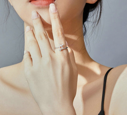 Frau trägt eleganten Silberring mit Zirkonia, minimalistisches Schmuckdesign, Nahaufnahme.