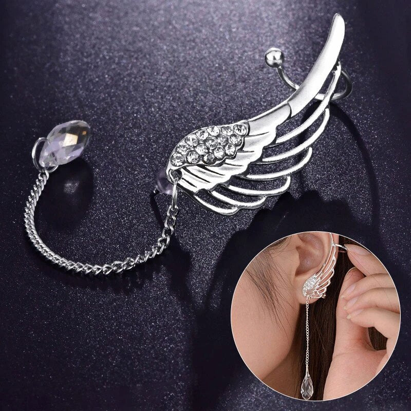 Silberner Ohrclip mit Flügel-Design, Strasssteinen und Kette, modischer Schmuck für Damen.