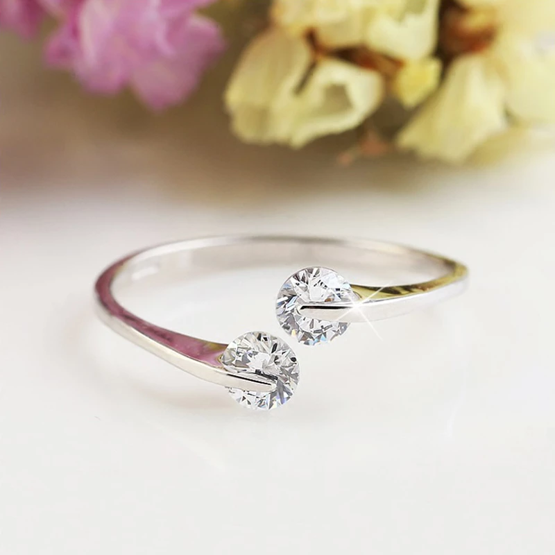 Silberner Verlobungsring mit zwei klaren Zirkonia-Steinen, elegantes Design, Schmuck für Damen.