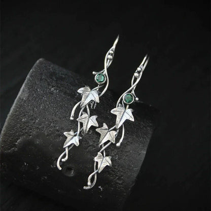 Silberne Ohrringe mit Efeublatt-Design und grünen Steinen, eleganter Schmuck für Damen.