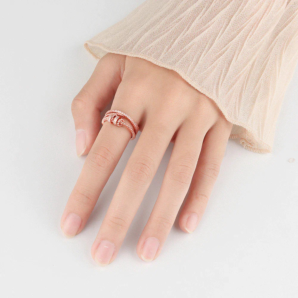 Hand mit roségoldenem Ring, Damenmode, Schmuck, elegantes Design, Accessoire, Geschenkidee.