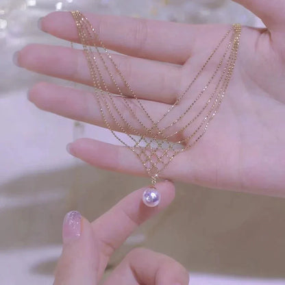 Goldene Halskette mit Perle, elegantes Schmuckdesign, Damenaccessoire, luxuriöses Geschenk.