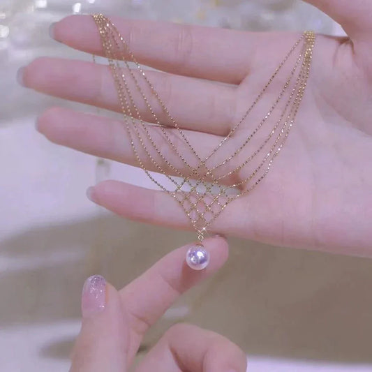 Goldene Halskette mit Perle, elegantes Schmuckdesign, Damenaccessoire, luxuriöses Geschenk.