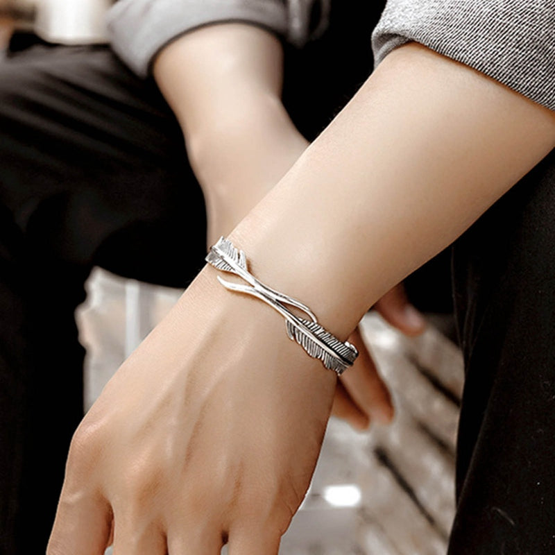 Silbernes Armband mit Federmuster, elegantes Design, Unisex-Schmuck, modisch und stilvoll.