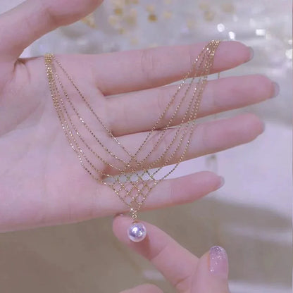 Goldene Halskette mit Perlenanhänger, filigranes Design, eleganter Schmuck für Damen.