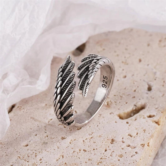 Silberner 925er Ring mit Federdesign auf Steinuntergrund, Schmuck für Damen und Herren.