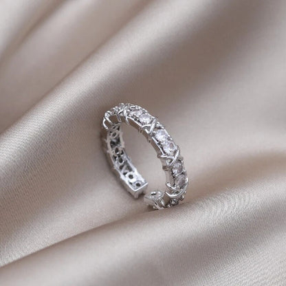 Silberner Diamantring auf beigem Satin, eleganter Schmuck, luxuriöses Design, Verlobungsring.