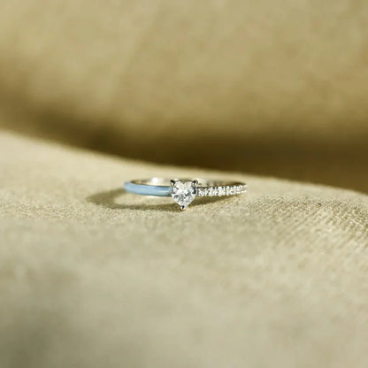 Verlobungsring Silber mit Diamant, funkelnd, elegantes Design, Schmuck für Damen.