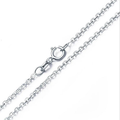 Silberne Halskette mit Karabinerverschluss, Edelstahl, modisches Schmuckstück, langlebig.