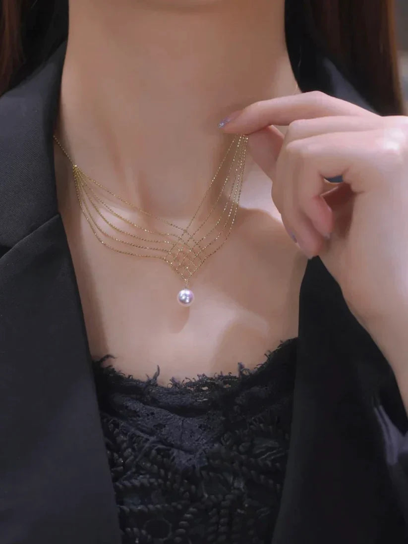 Damen Halskette Gold mit Perle, elegantes Schmuckdesign, mehrlagig, festlich, modisch.