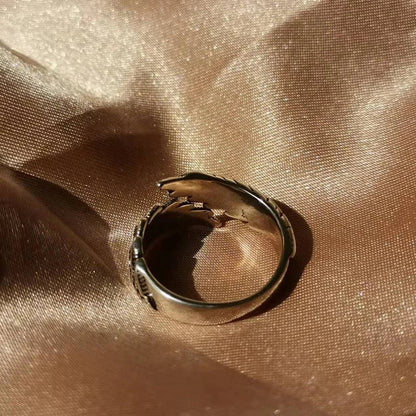 Silberner Hai-Ring auf glänzendem Stoff, Schmuck, modisch, einzigartiges Design, Geschenkidee.